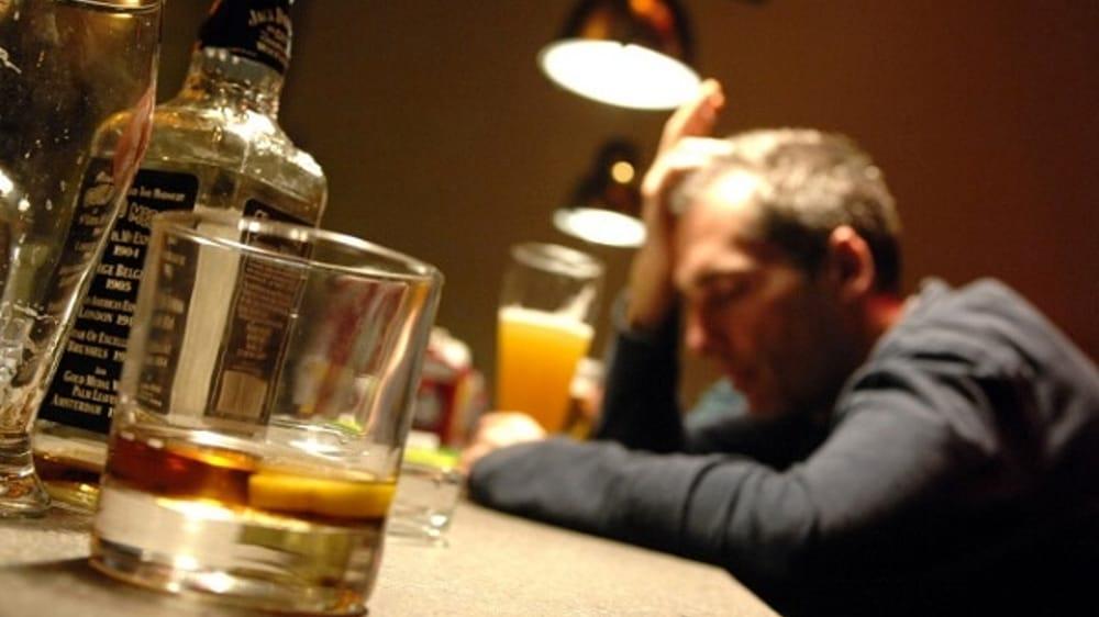 Ubriaco viene allontanato dal bar e lui si ripresenta con una mazza, denunciato
