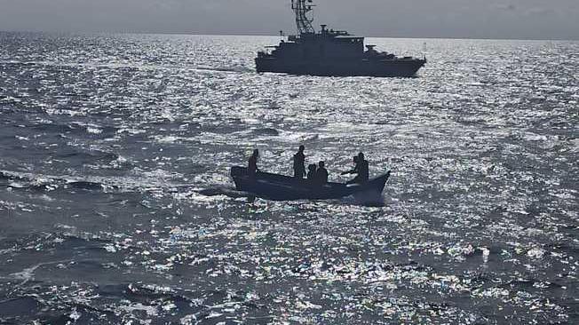 Migranti: due barchini bloccati dalla finanza a Capo Teulada, c'è anche una donna incinta
