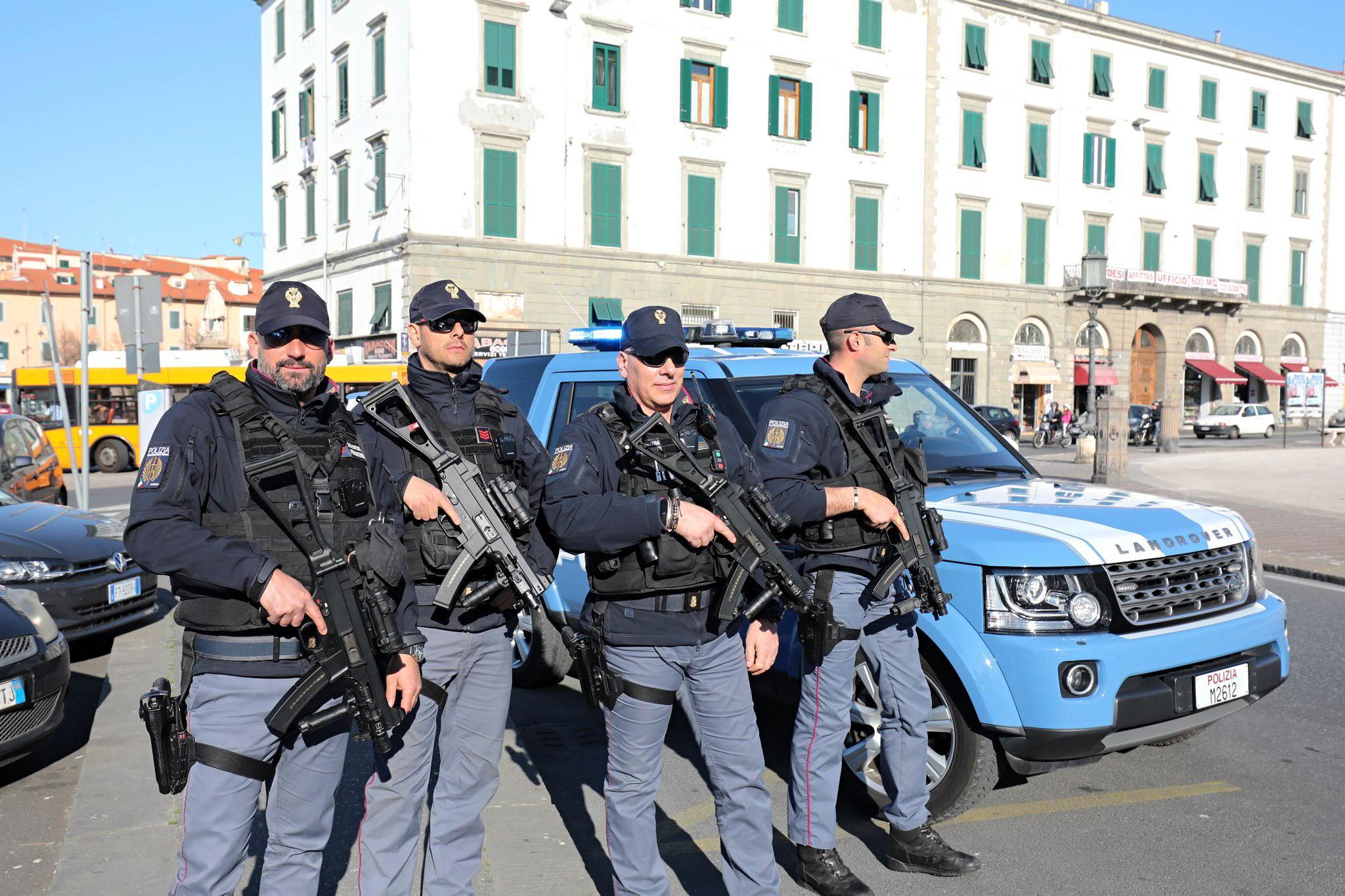 Controlli della polizia in piazza della Repubblica (foto Marzi)