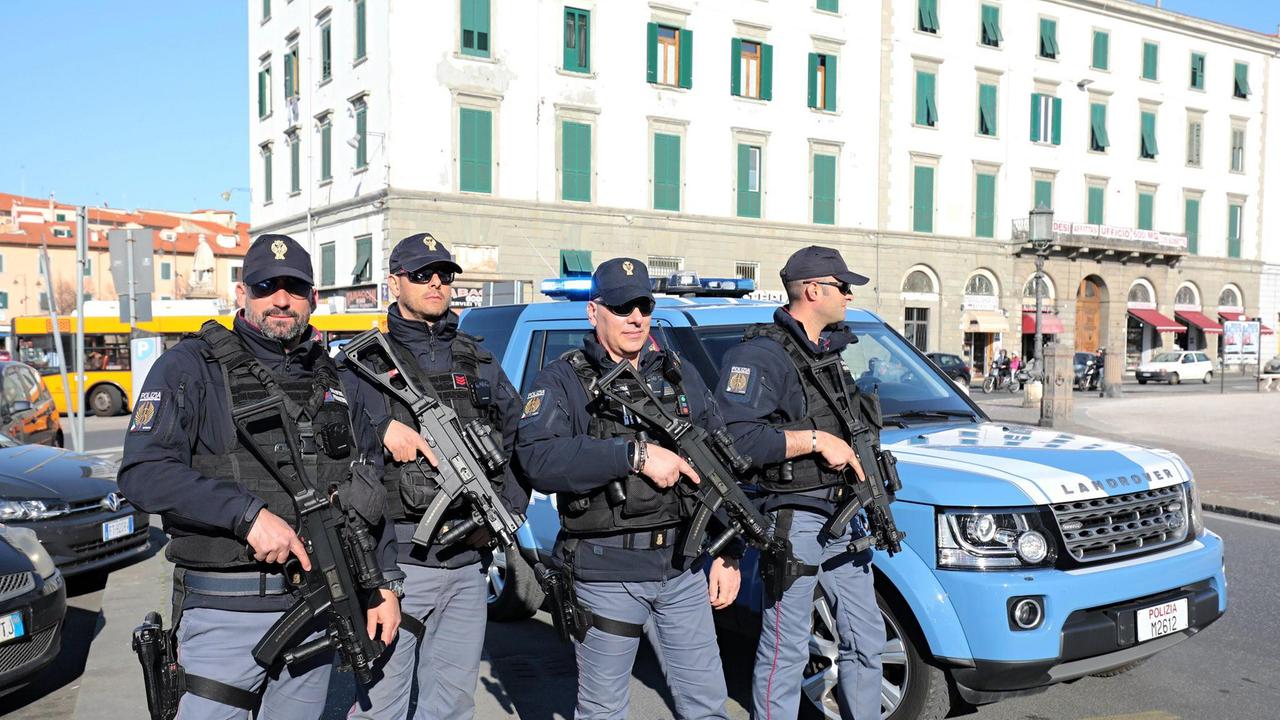 Controlli della polizia in piazza della Repubblica (foto Marzi)