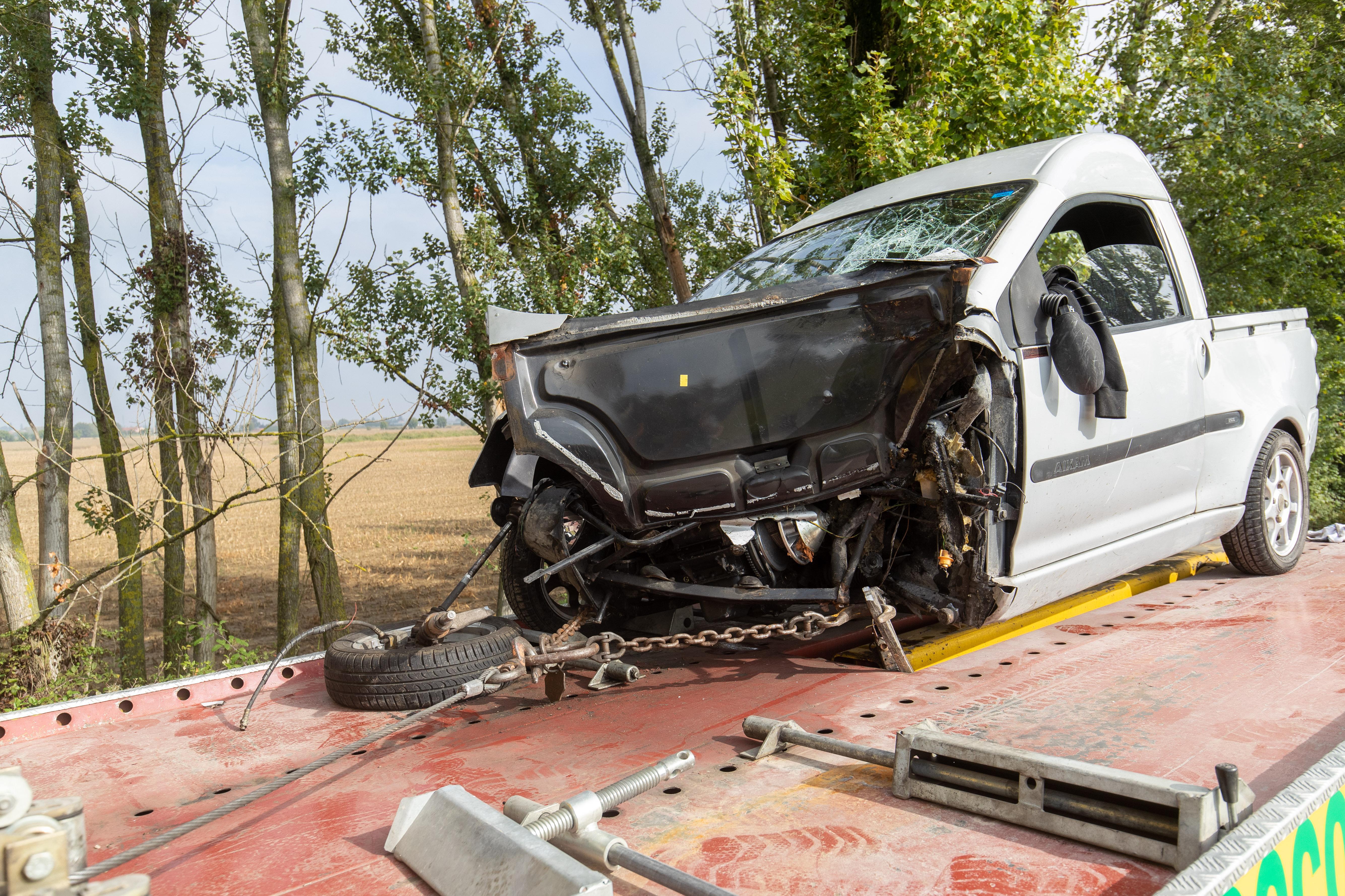 Ferrara. Sbanda con la minicar e finisce contro un albero. Giovane all'ospedale