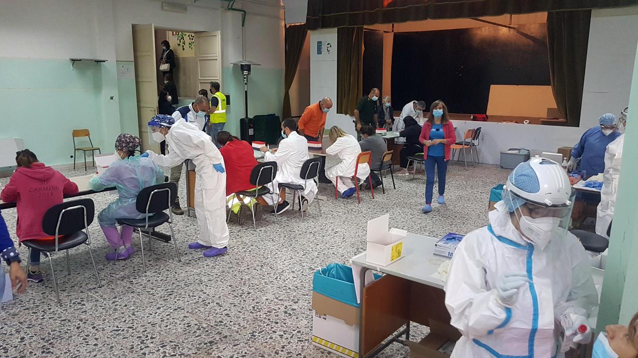 La sala per i tamponi allestita nelle scuole medie del paese (foto Massimo Locci)