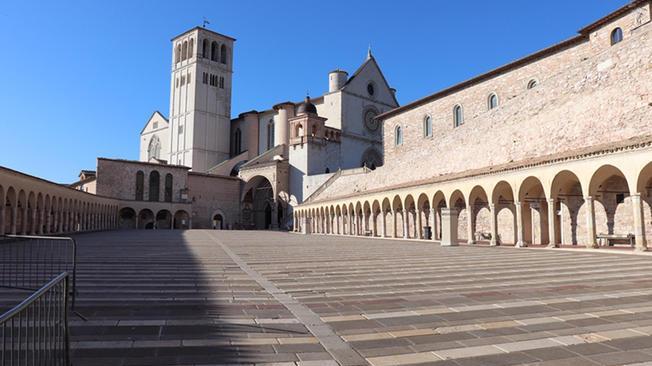 Migranti:porte basilica Assisi ricoperte da coperte termiche