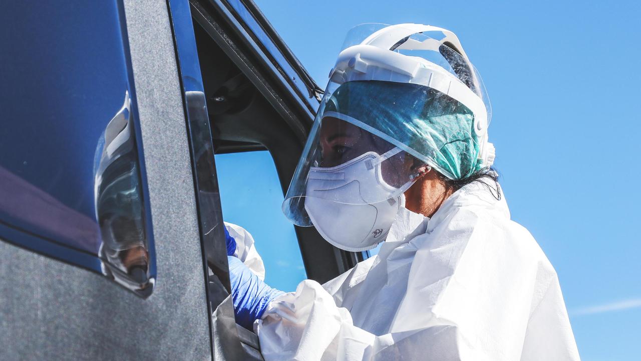 Le operazioni per il tampone che rileva la presenza del coronavirus (Foto d'archivio)