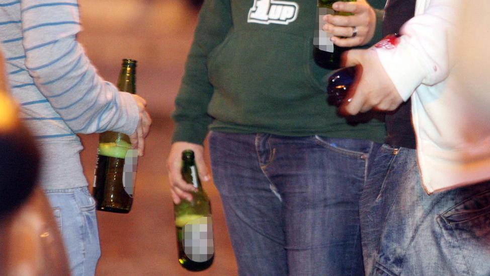 Giro di vite sull’alcol: stop 24 ore al giorno