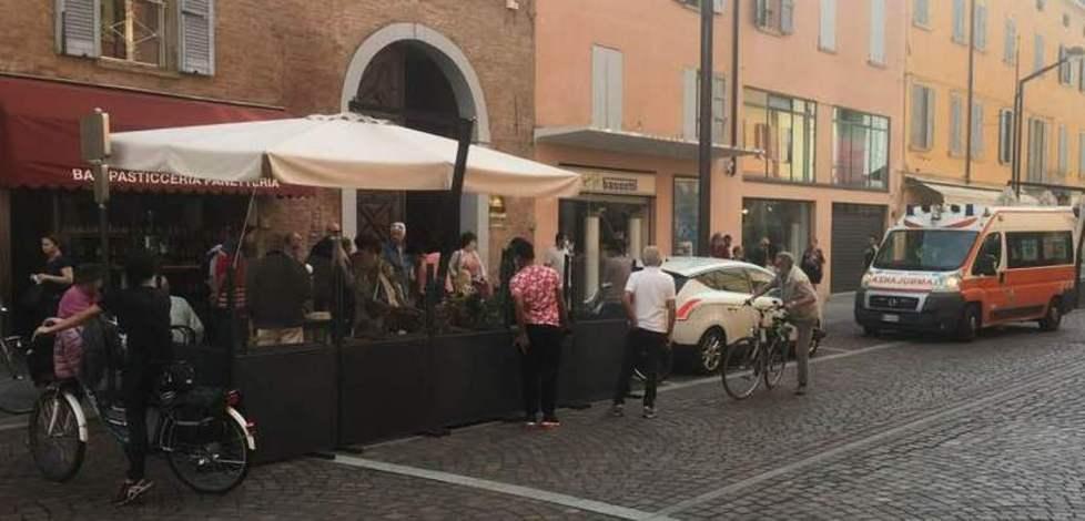 Carpi, aggrediti in pieno centro, giovane e pensionato finiscono all’ospedale 