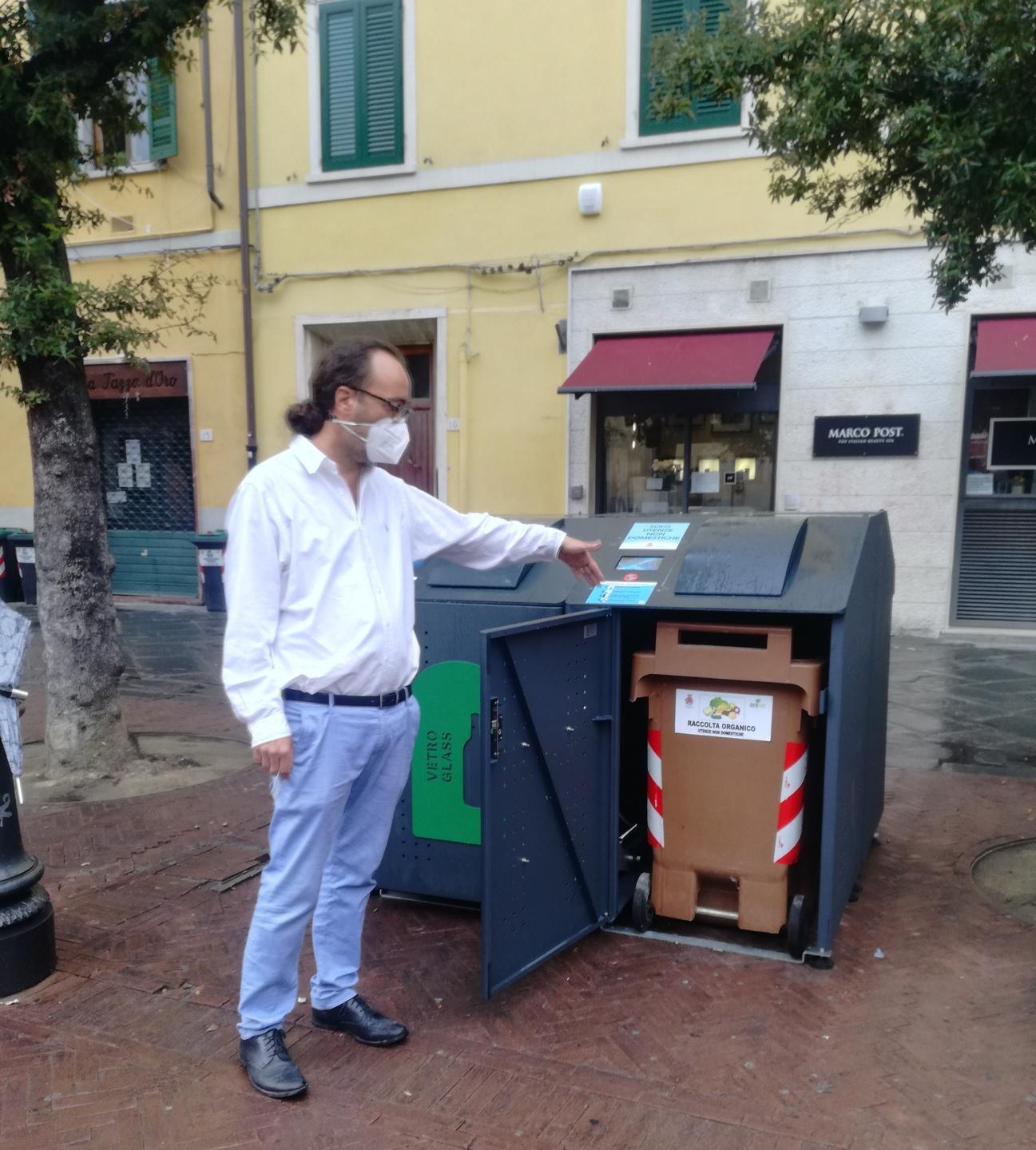 L’assessore all’ambiente Filippo Bedini mostra i nuovi contenitori elettronici per i rifiuti