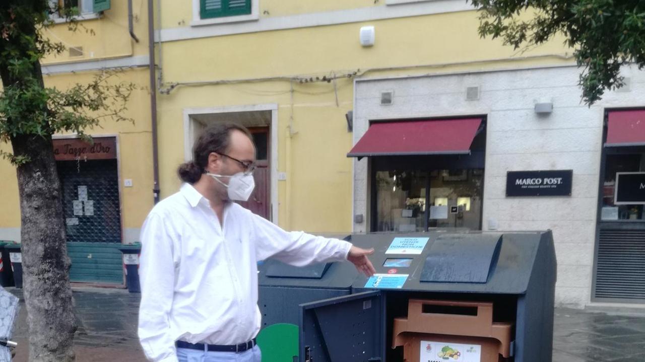 L’assessore all’ambiente Filippo Bedini mostra i nuovi contenitori elettronici per i rifiuti