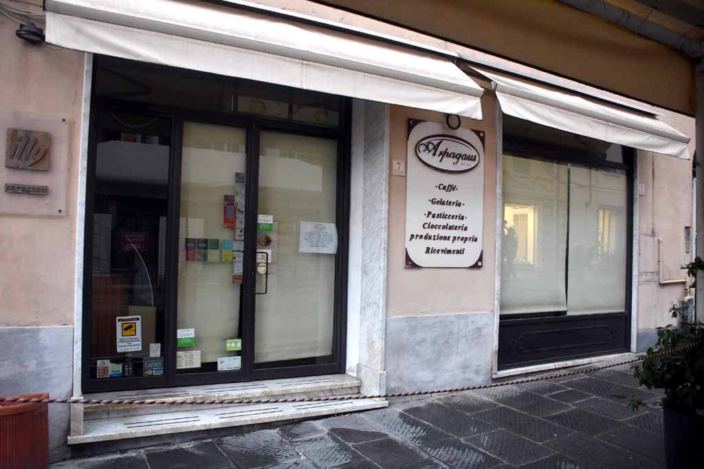 Morìa di negozi nel centro storico a Massa: chiude i battenti anche Arpagaus 