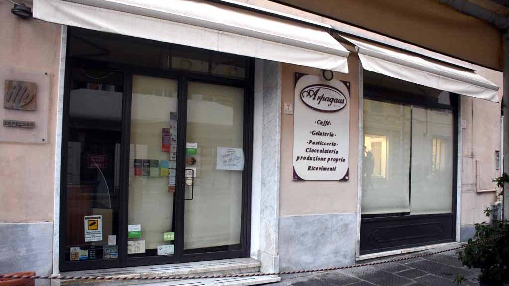 Morìa di negozi nel centro storico a Massa: chiude i battenti anche Arpagaus