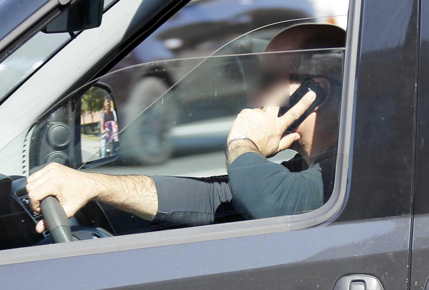 Telefonino al volante, 700 automobilisti multati dalla Municipale