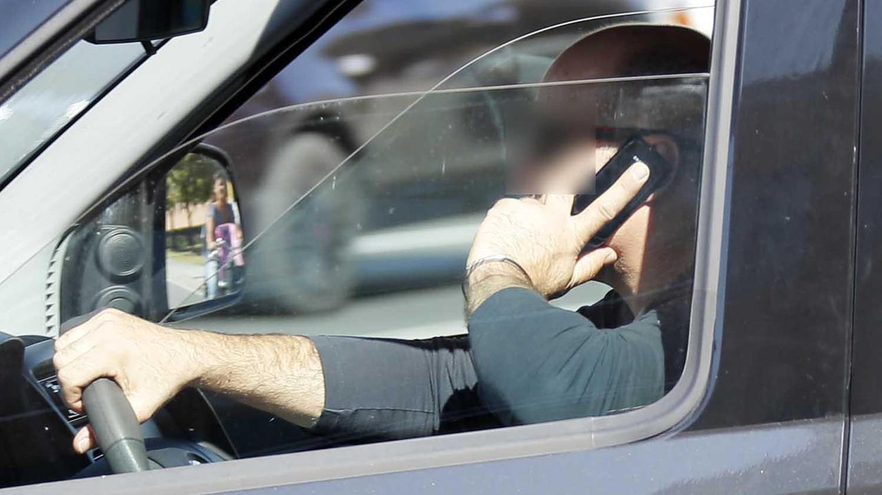 Telefonino al volante, 700 automobilisti multati dalla Municipale