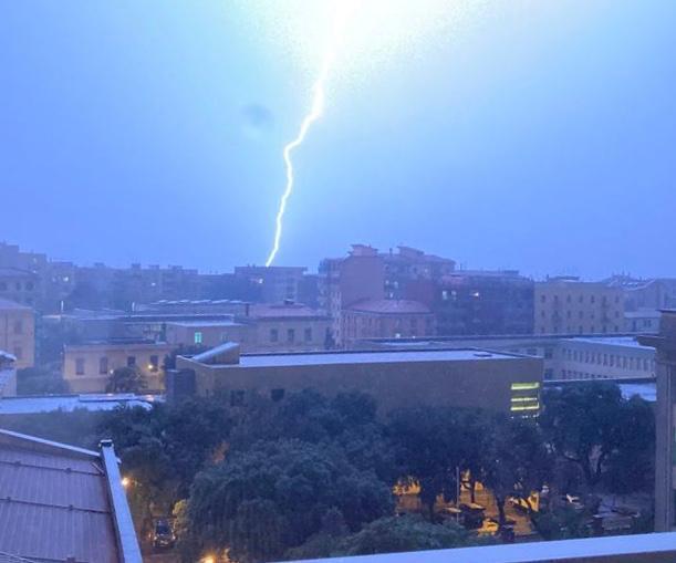 Tempesta di pioggia, grandine e fulmini su Sassari