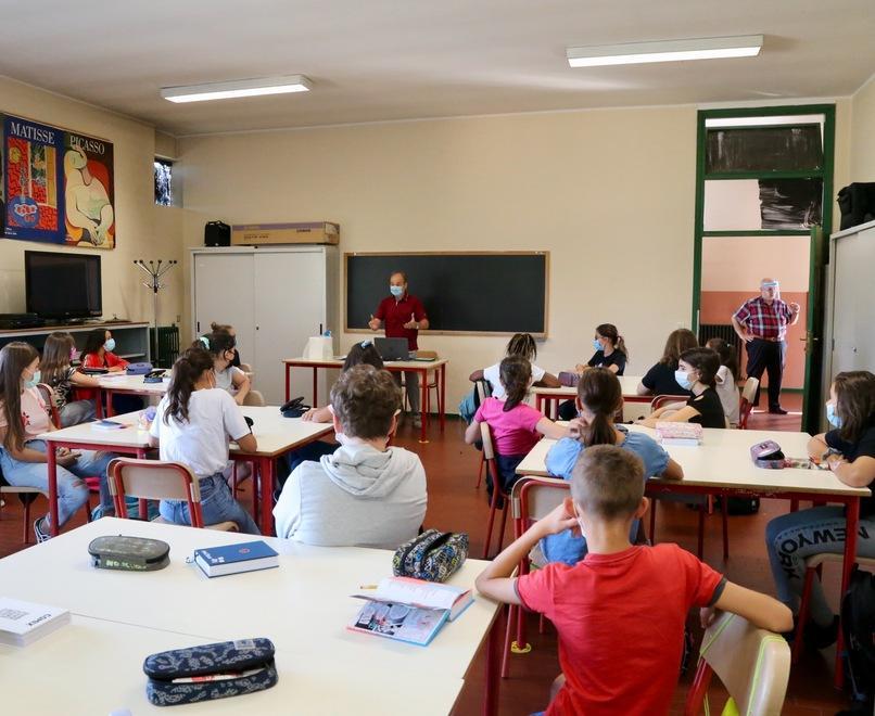 In sei scuole di Modena e Carpi la mascherina diventa obbligatoria anche al banco 