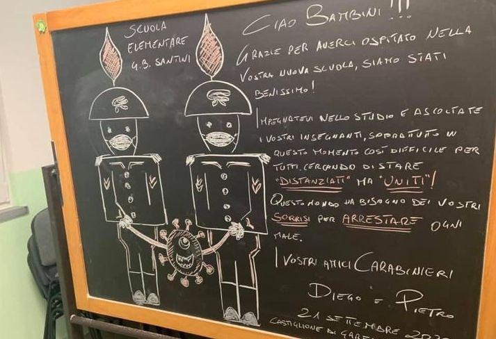 Sulla lavagna il saluto dei carabinieri ai bimbi 