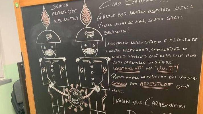 Sulla lavagna il saluto dei carabinieri ai bimbi