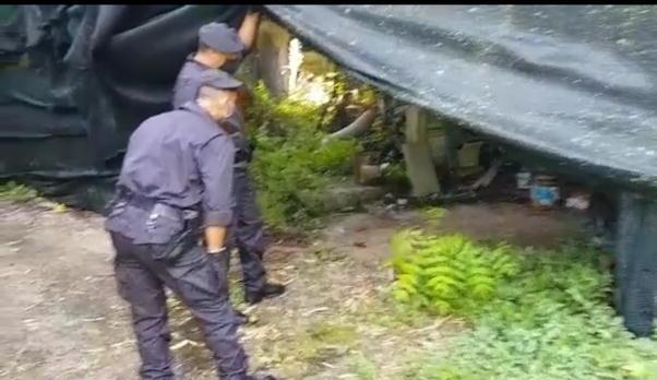 Capannone abbandonato con tetto in eternit: denunciato il proprietario