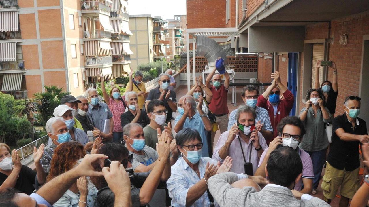 Bagno di spumante per Andrea Benini, eletto sindaco due volte in 16 mesi
