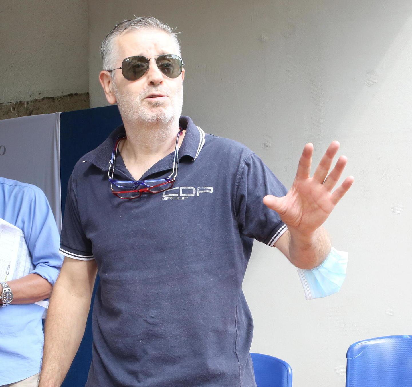 Ricciarelli attende il verdetto al lavoro nella sua officina 