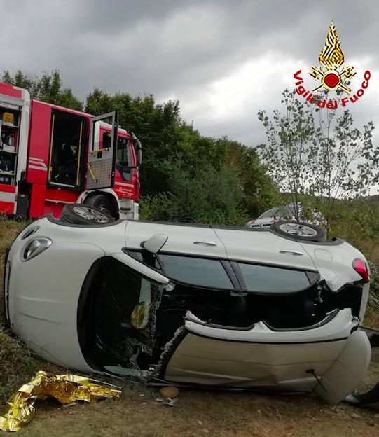 Liberato dai pompieri il conducente ferito nell’auto ribaltata