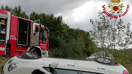 Liberato dai pompieri il conducente ferito nell’auto ribaltata