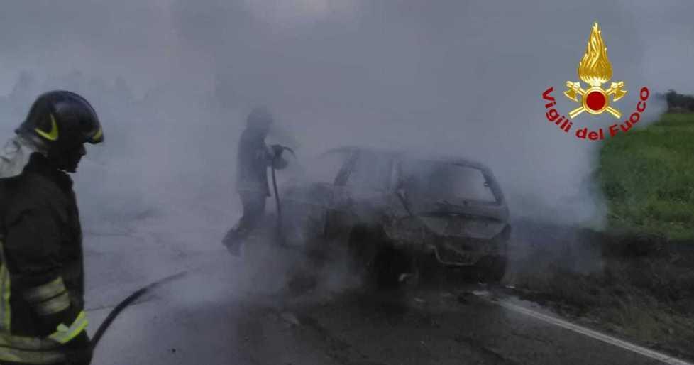 Auto avvolta dalle fiamme