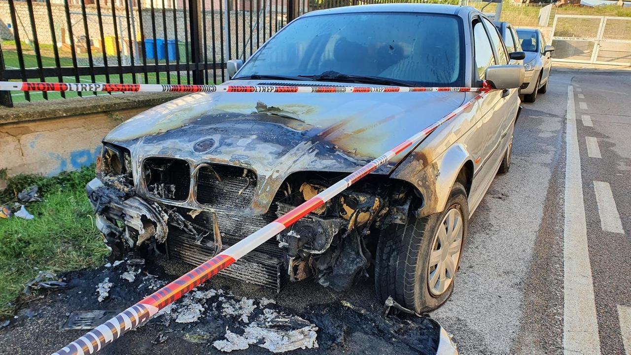 Incendio doloso distrugge due auto