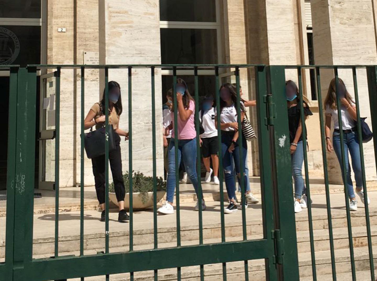 Alcuni istituti riaprono e già chiudono 