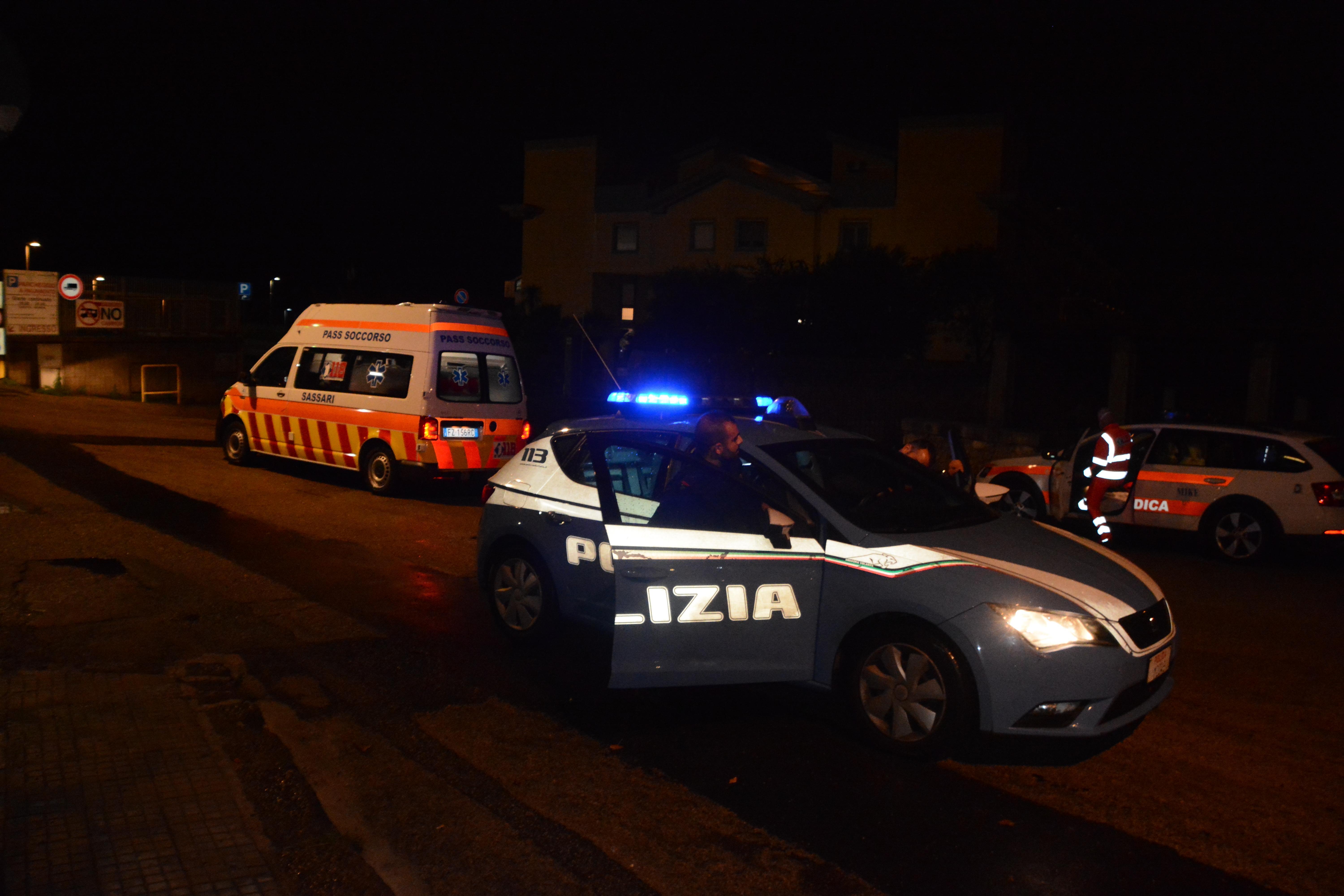 La polizia e il 118 davanti alla fontana delle Conce a Sassari (foto Mauro Chessa)