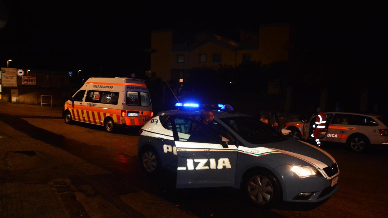 La polizia e il 118 davanti alla fontana delle Conce a Sassari (foto Mauro Chessa)