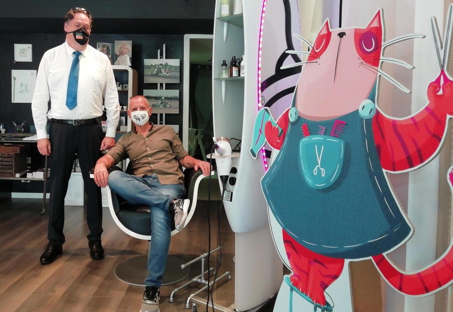 Il parrucchiere va a prendere le clienti a casa: "Non trovano parcheggio, così regalo tempo" 