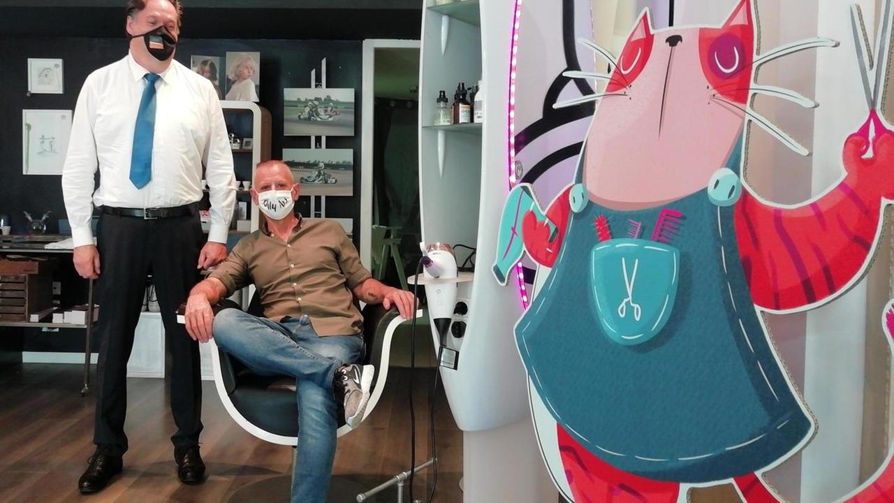 Il parrucchiere va a prendere le clienti a casa: "Non trovano parcheggio, così regalo tempo"