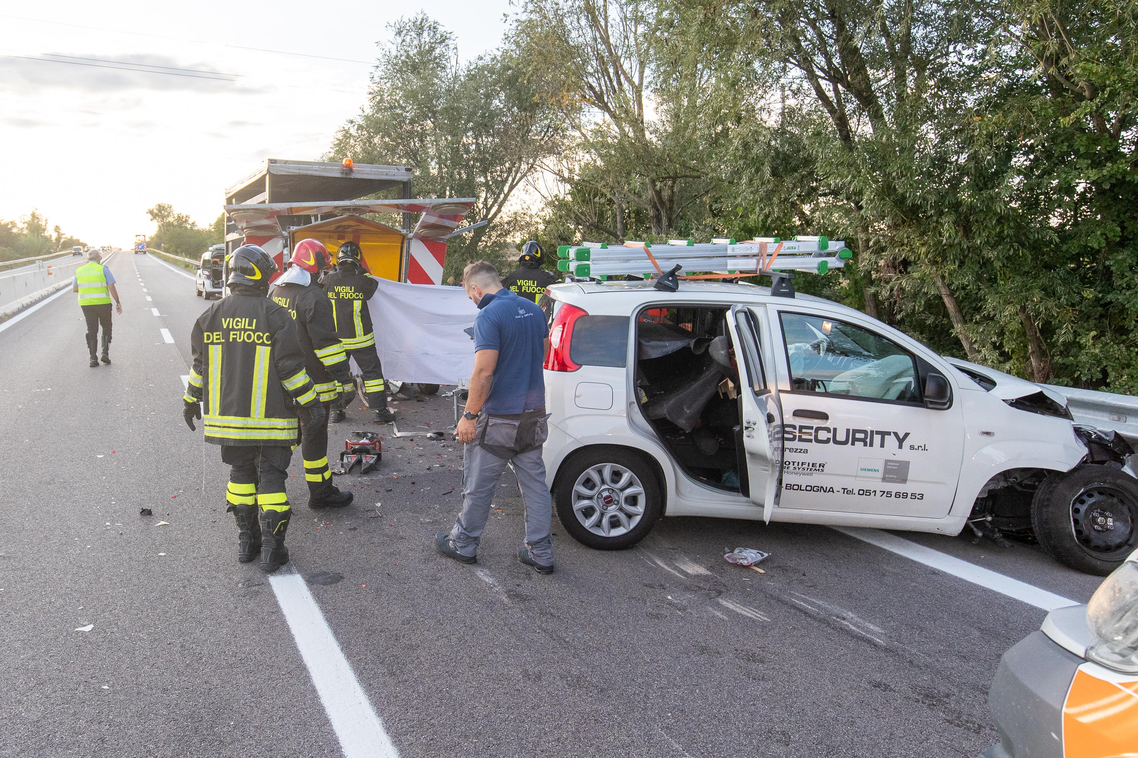 Tragedia sul lavoro in superstrada: operaio travolto muore sul colpo