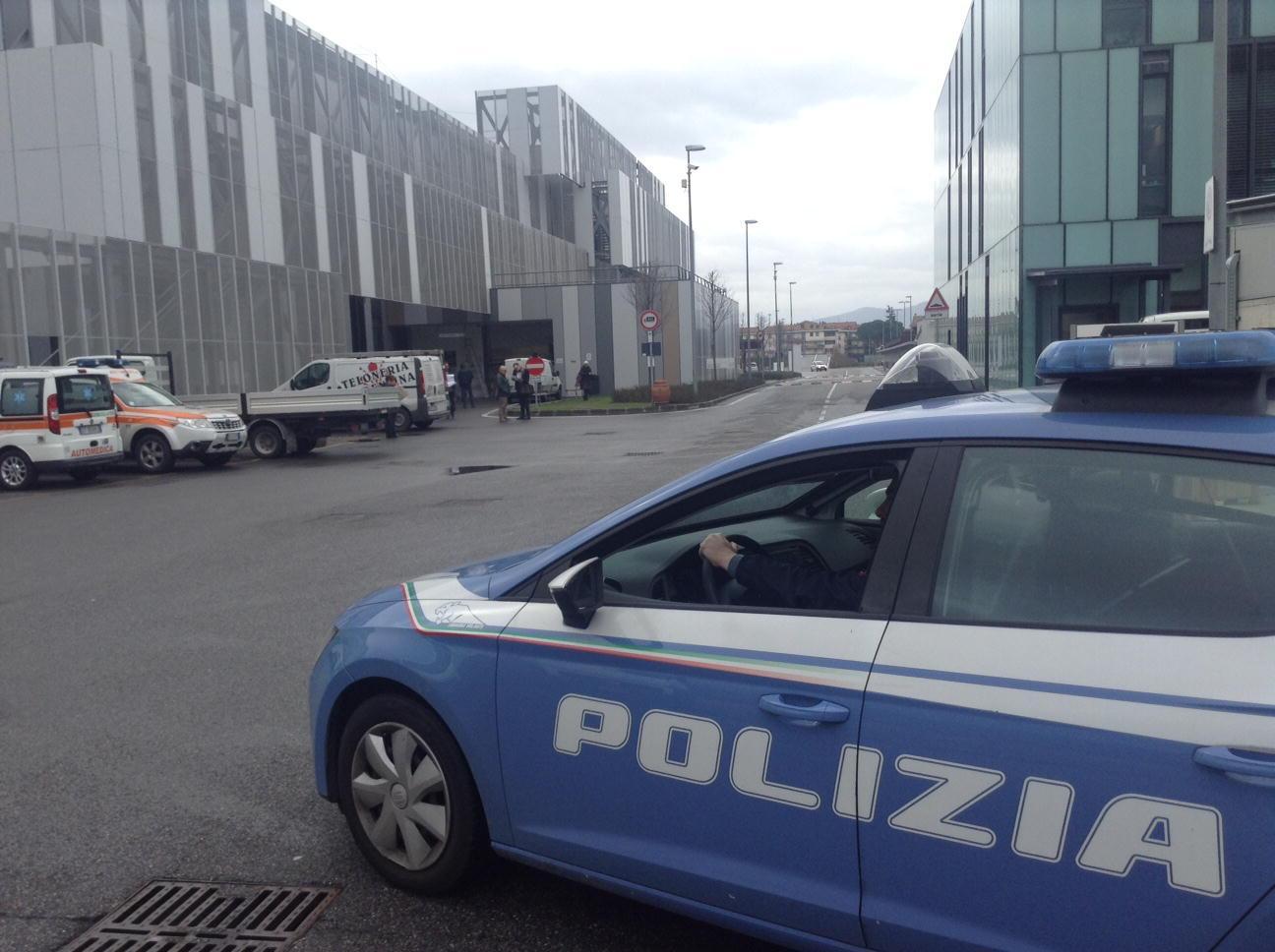 Una volante della polizia davanti all'ospedale di Prato (archivio)
