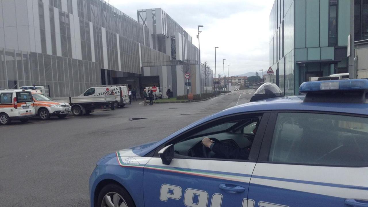 Una volante della polizia davanti all'ospedale di Prato (archivio)