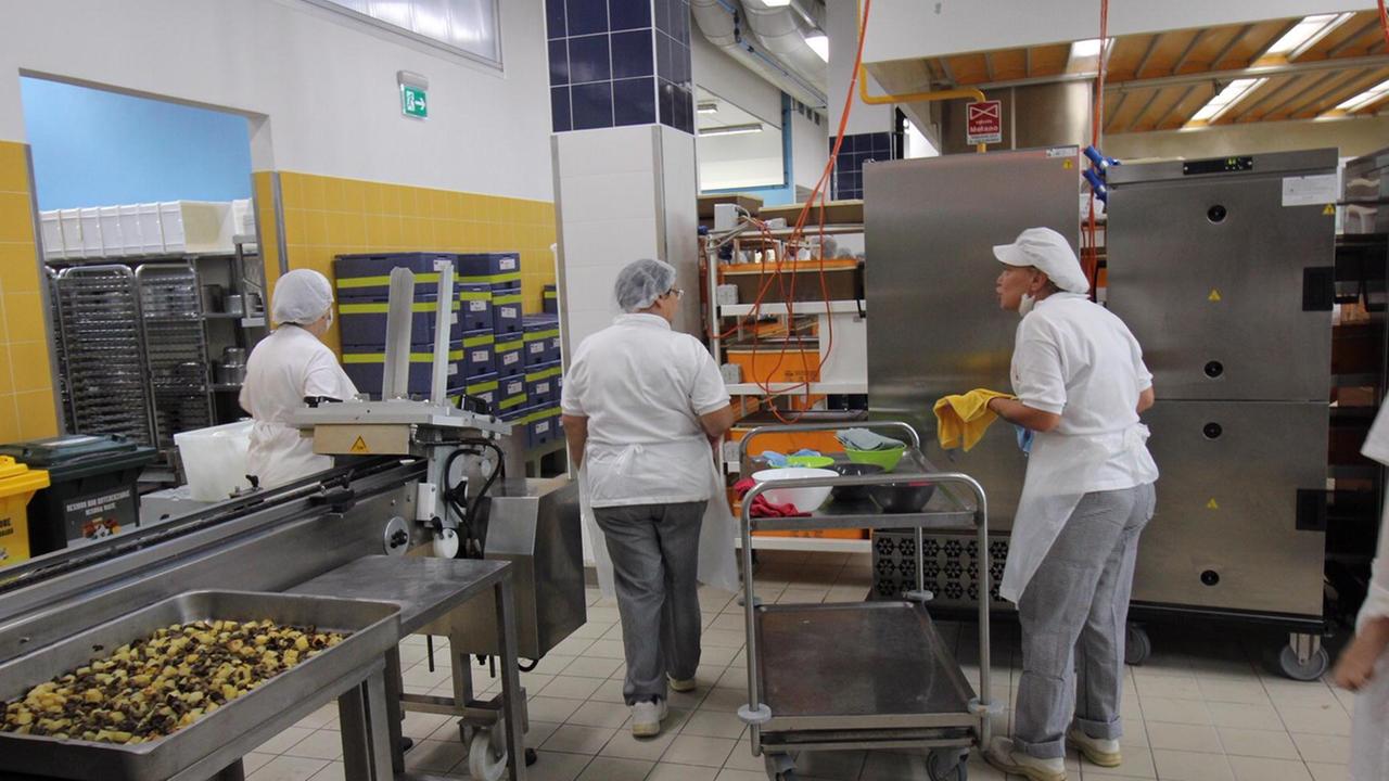 Servono 17 addetti alle mense 17 a Pisa e provincia