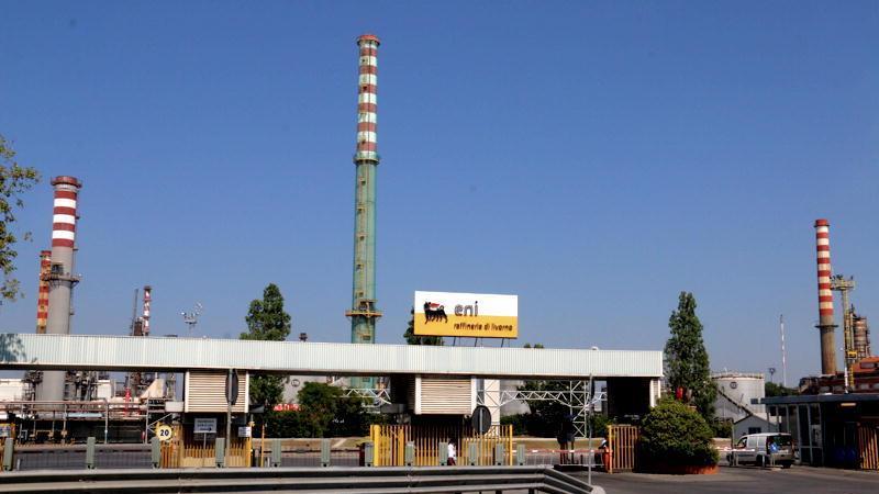 Eni si allontana dal petrolio e i mille addetti tremano