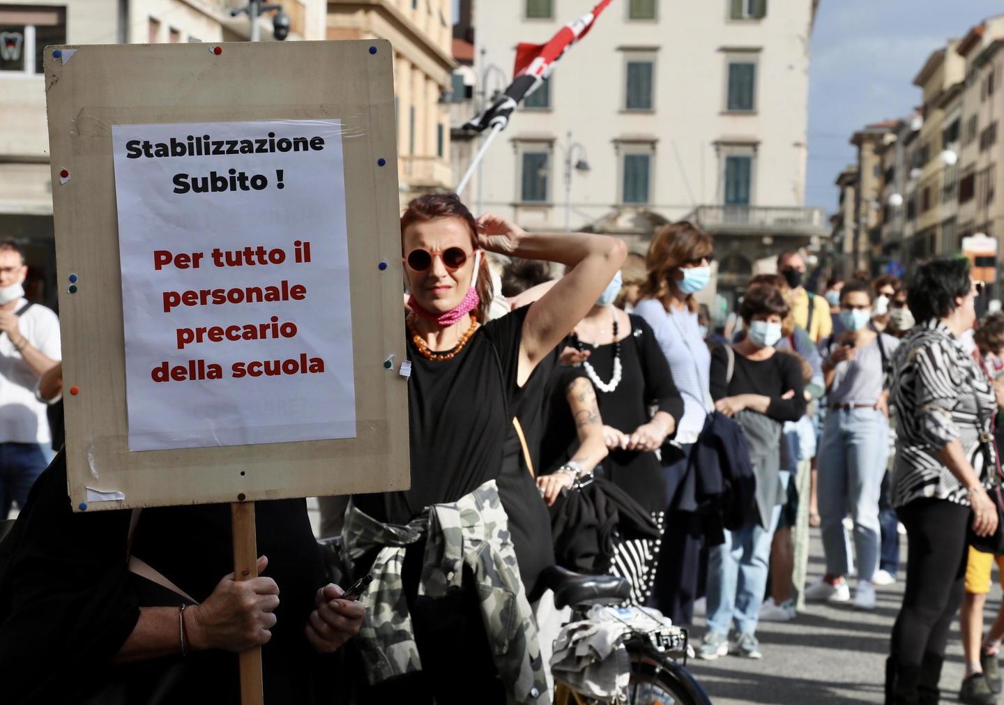 A dieci giorni dalla prima campanella ancora centinaia le cattedre deserte 