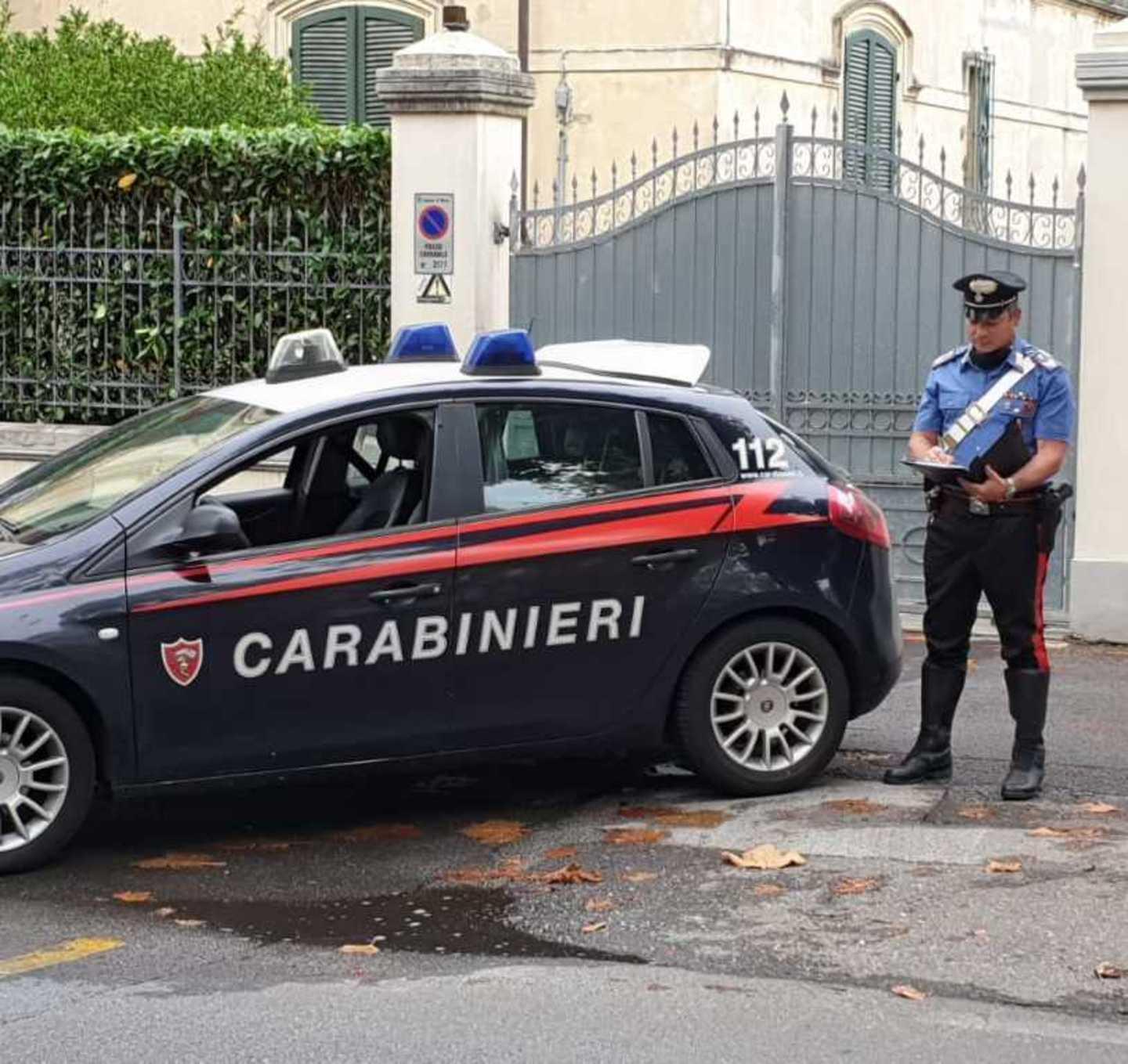 Minaccia con le bottiglie rotte un commerciante: arrestato 