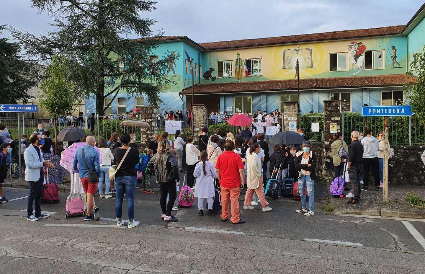 Niente sanificazione: caos, proteste e scuole chiuse 
