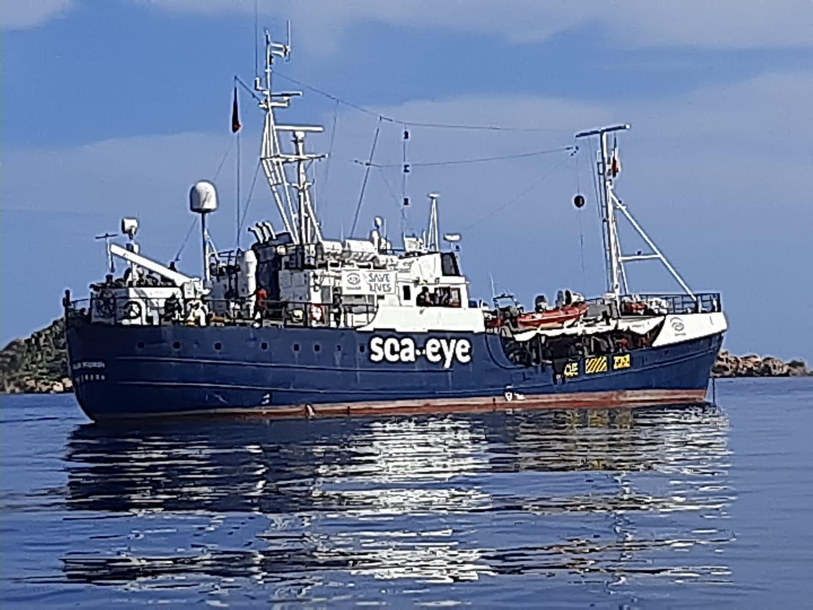 Migranti, la nave Alan Kurdi in Sardegna per ripararsi dal maltempo