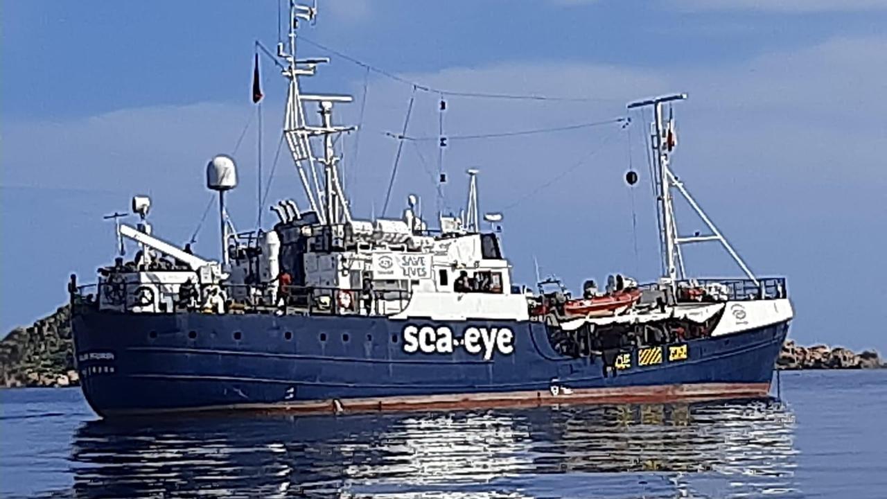 Migranti, la nave Alan Kurdi in Sardegna per ripararsi dal maltempo