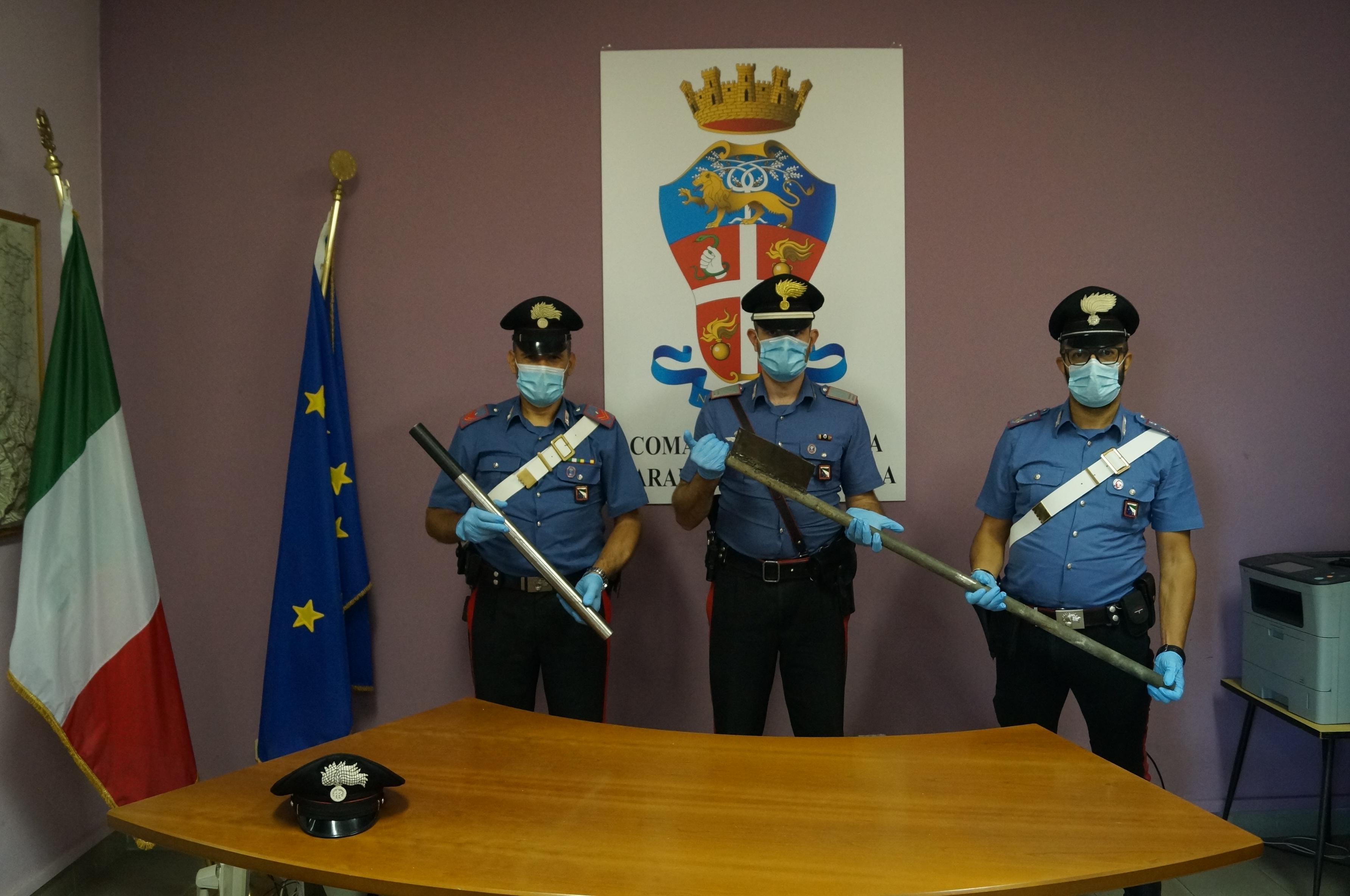 I tubi usati per il pestaggio sequestrati dai carabinieri