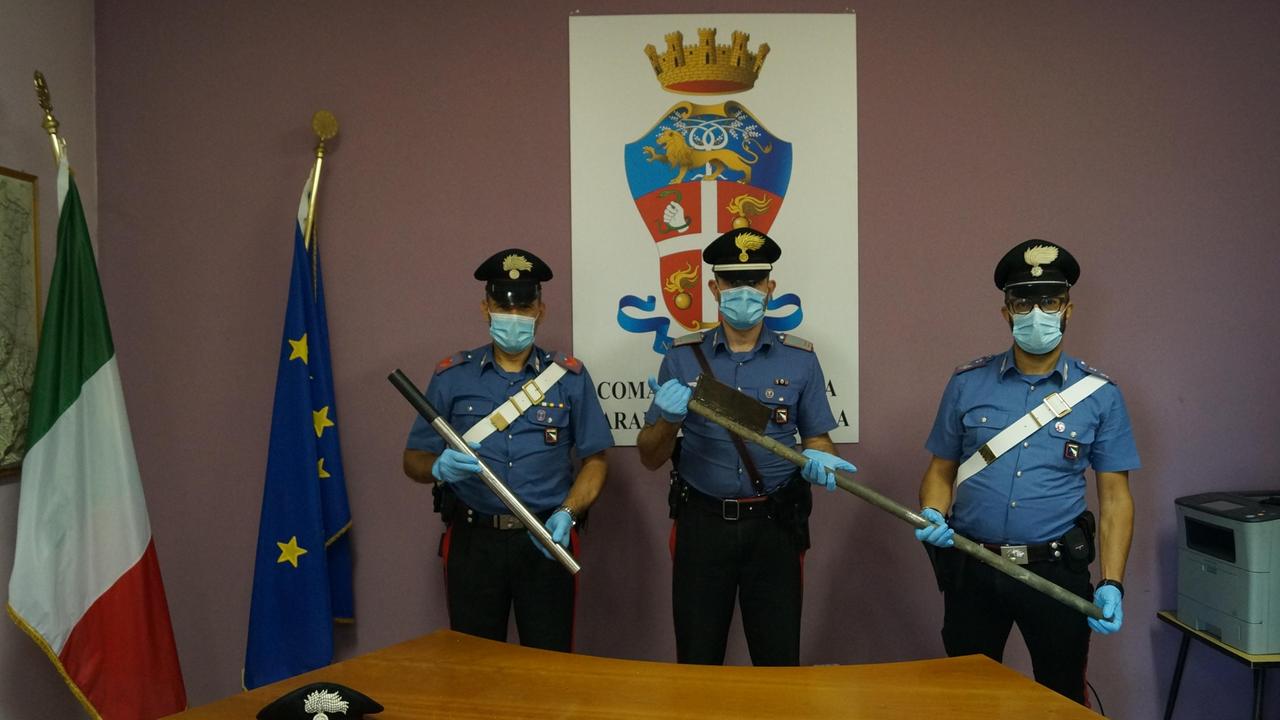 I tubi usati per il pestaggio sequestrati dai carabinieri