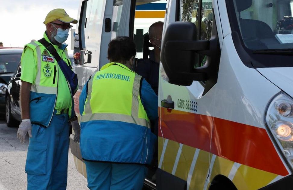 Volontari della Misericordia durante un soccorso (foto Marzi)
