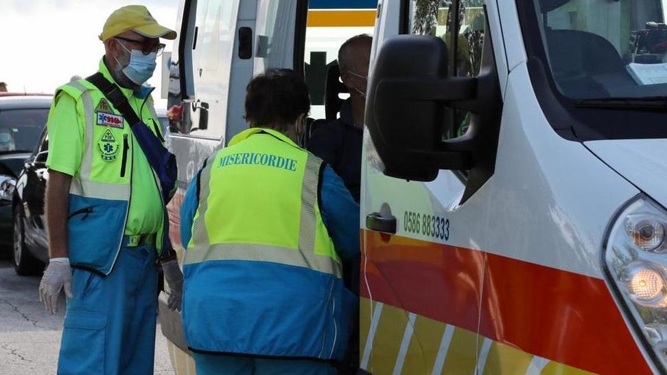 Volontari della Misericordia durante un soccorso (foto Marzi)