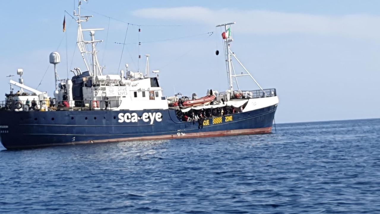 Migranti, il ministero dell'Interno autorizza lo sbarco nell'isola per l'Alan Kurdi