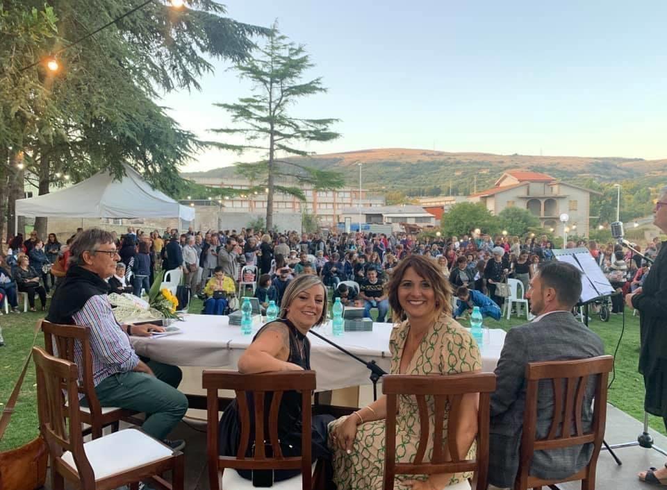 La presentazione del libro a Thiesi. A sinistra Cristina Pisanu, a destra Valeria Sassu