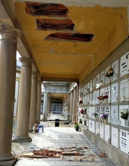 Crollo dal soffitto al cimitero di Cecina, via agli interventi nelle zone a rischio 
