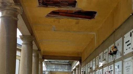 Crollo dal soffitto al cimitero di Cecina, via agli interventi nelle zone a rischio